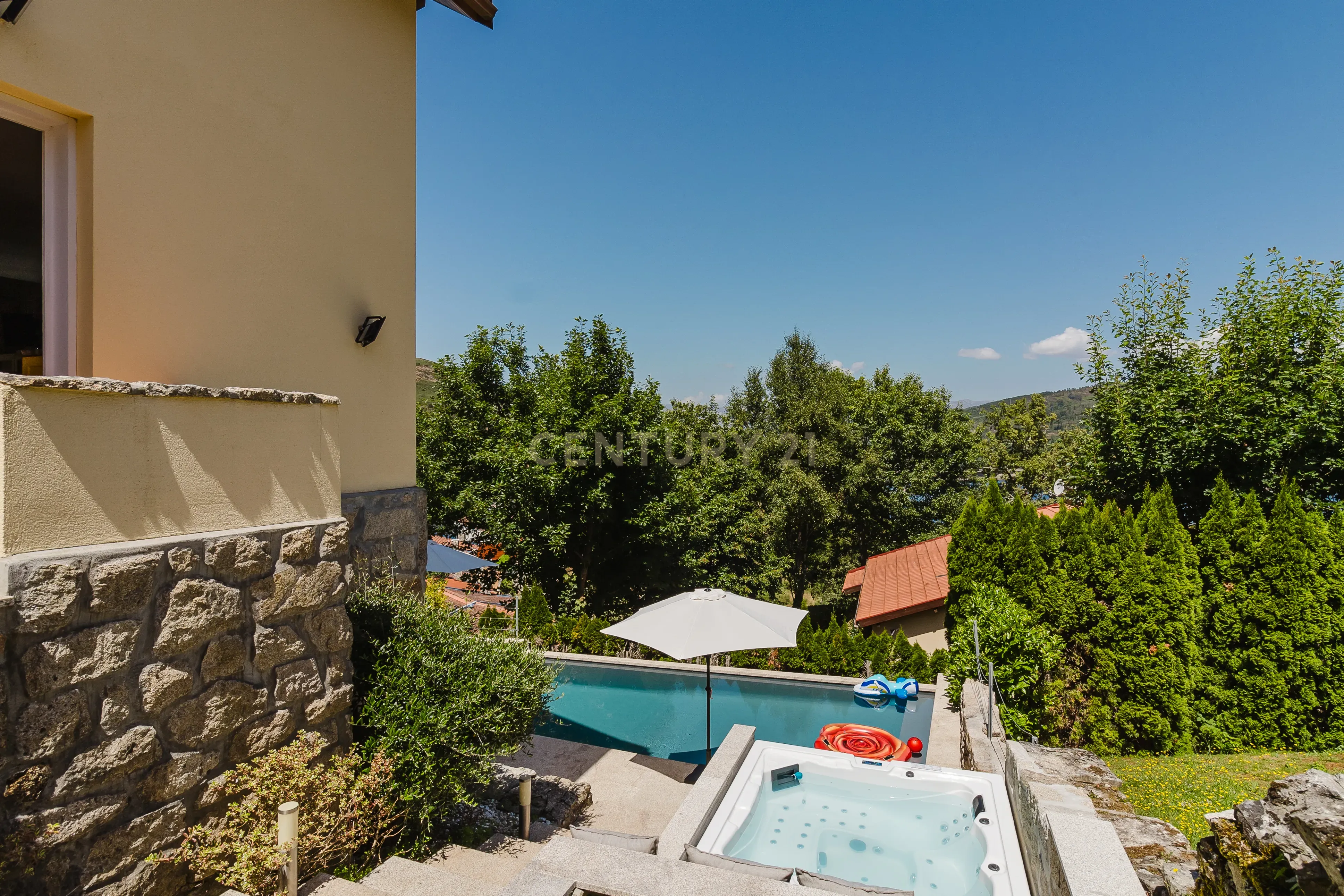 Casa Exuberante T4 com Piscina e Jacuzzi junto ao Rio na zona do Gerês - Image 47