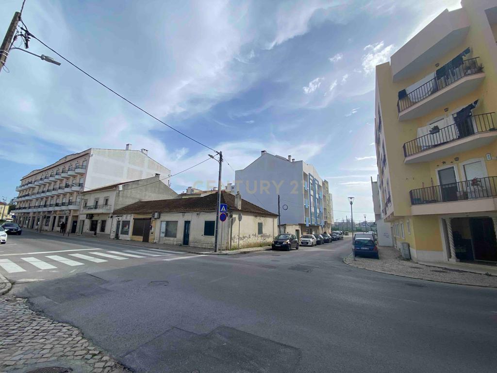 Pinhal Novo - Moradia c/ comércio p/ recuperar - 500m estação de comboio - Image 4