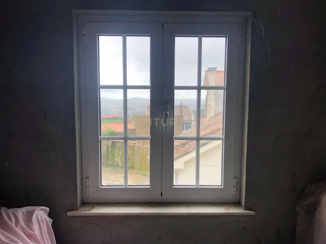 Moradia de três pisos com amplas divisões e excelente localização em Ranhados, Mêda. Para Venda - Image 15