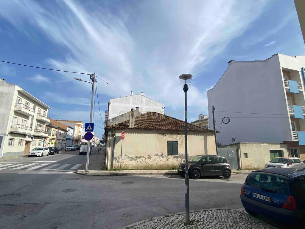 Pinhal Novo - Moradia c/ comércio p/ recuperar - 500m estação de comboio - Image 3