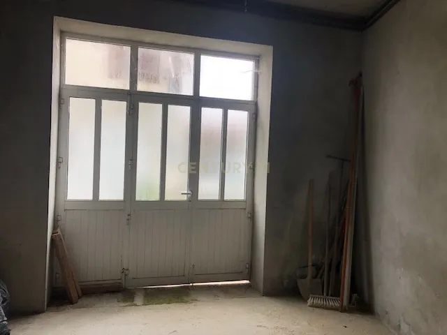 Moradia de três pisos com amplas divisões e excelente localização em Ranhados, Mêda. Para Venda - Image 16