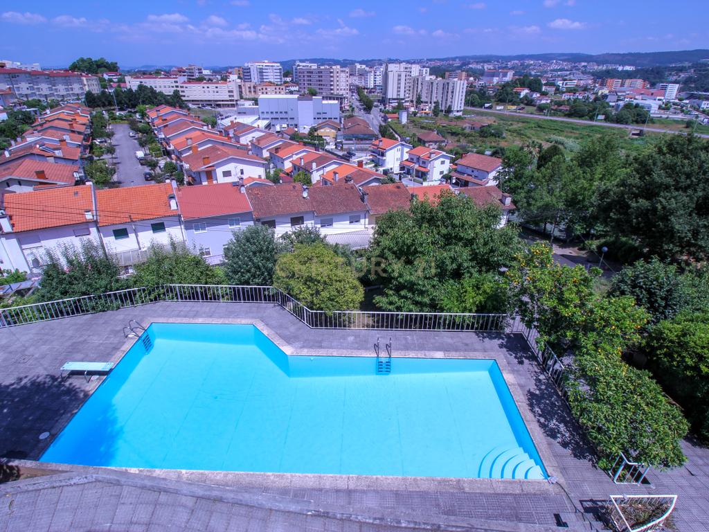 Moradia Individual Com Piscina Centro de Paredes. - Image 6