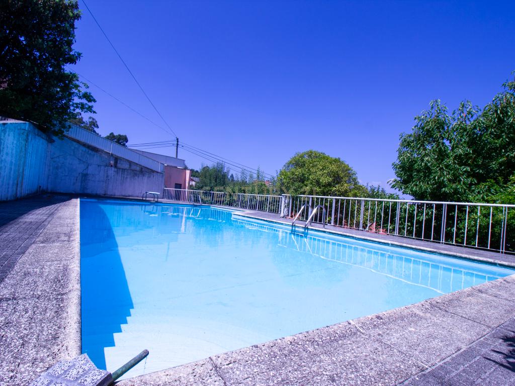 Moradia Individual Com Piscina Centro de Paredes. - Image 5