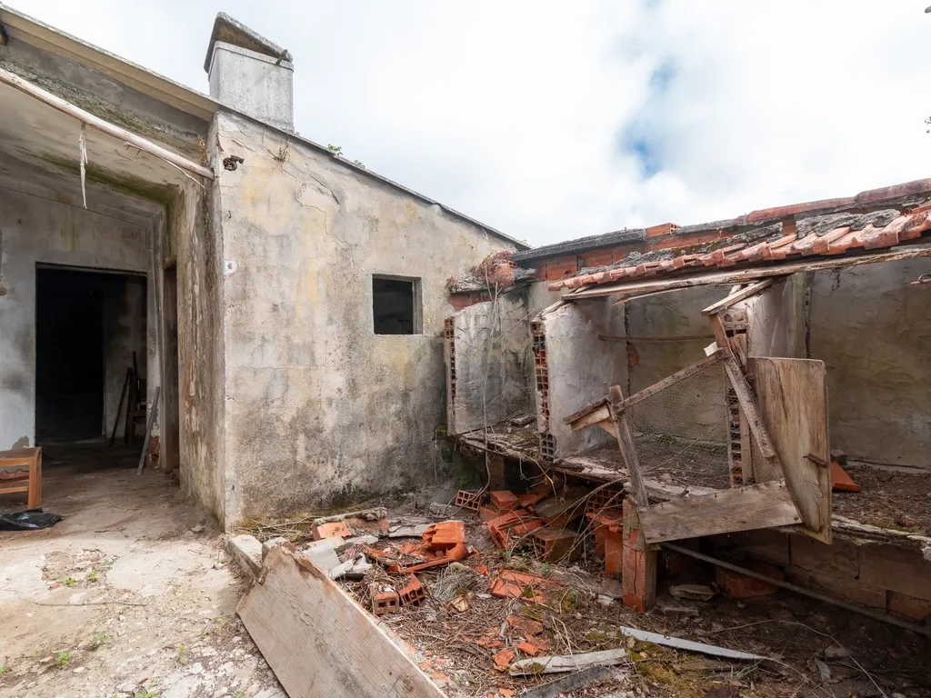 Moradia T2 com garagem e Terreno - Image 11