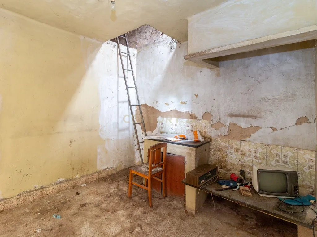 Moradia T2 com garagem e Terreno - Image 9