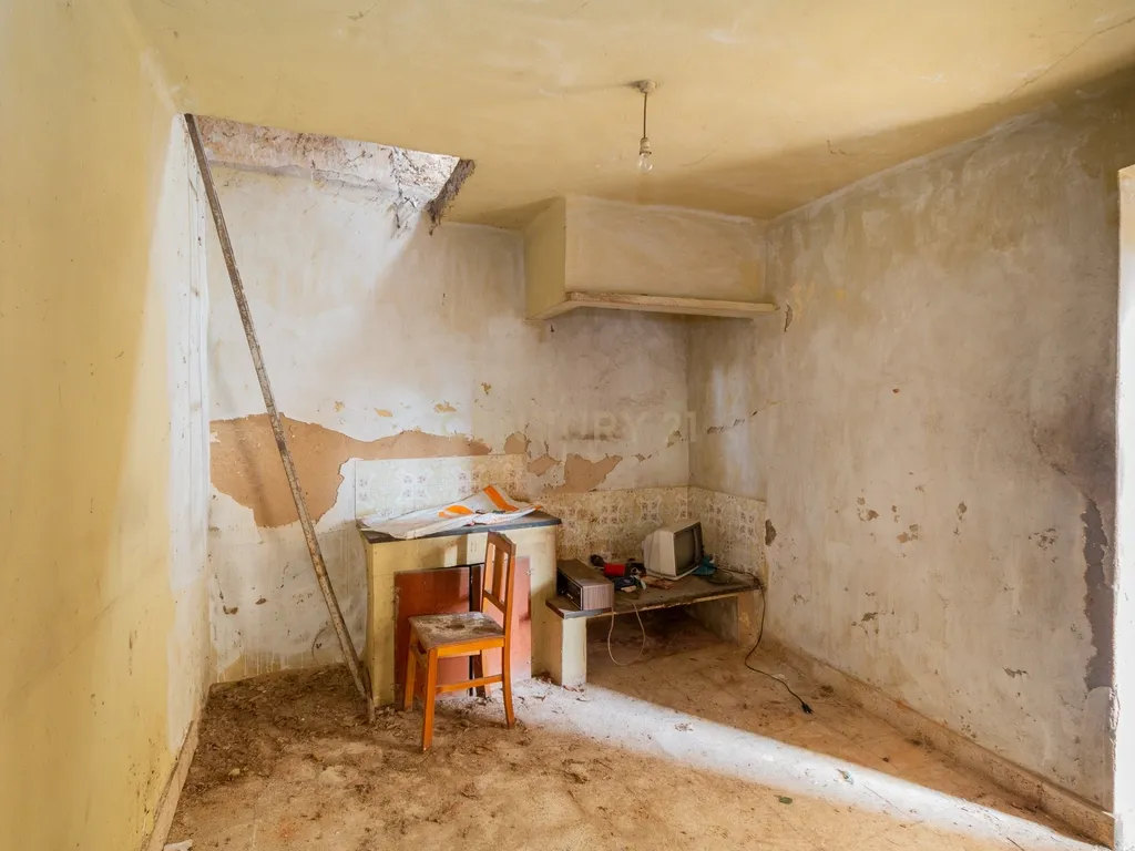 Moradia T2 com garagem e Terreno - Image 7