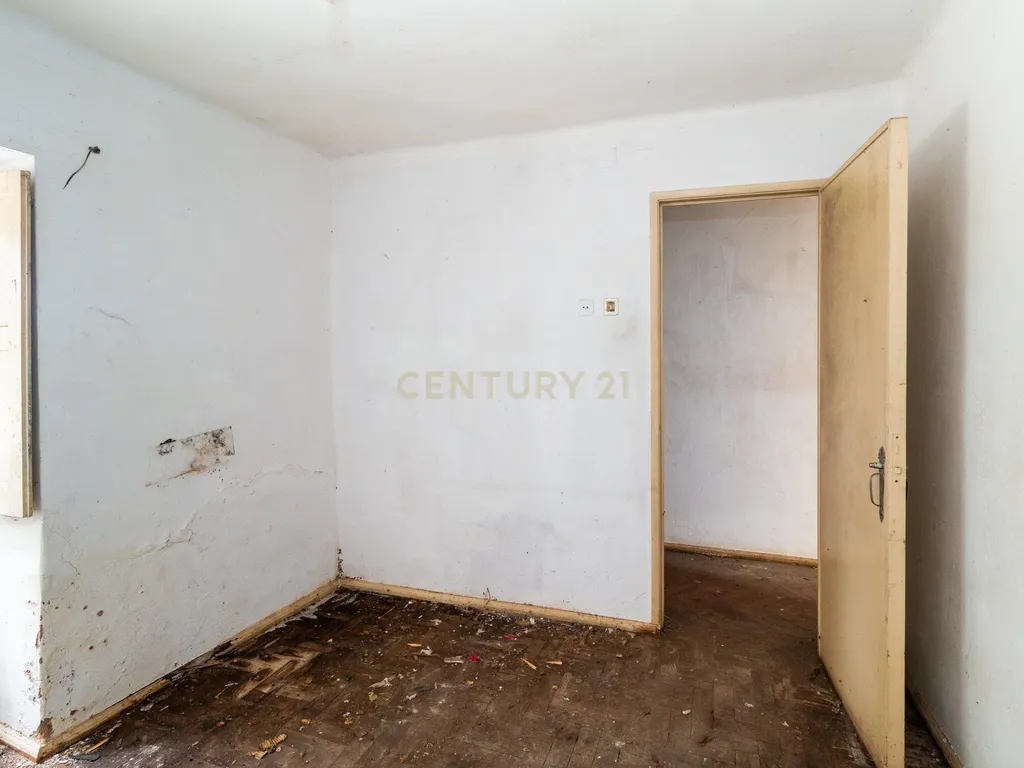 Moradia T2 com garagem e Terreno - Image 8