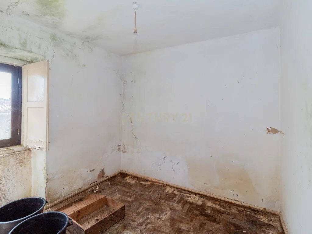 Moradia T2 com garagem e Terreno - Image 10