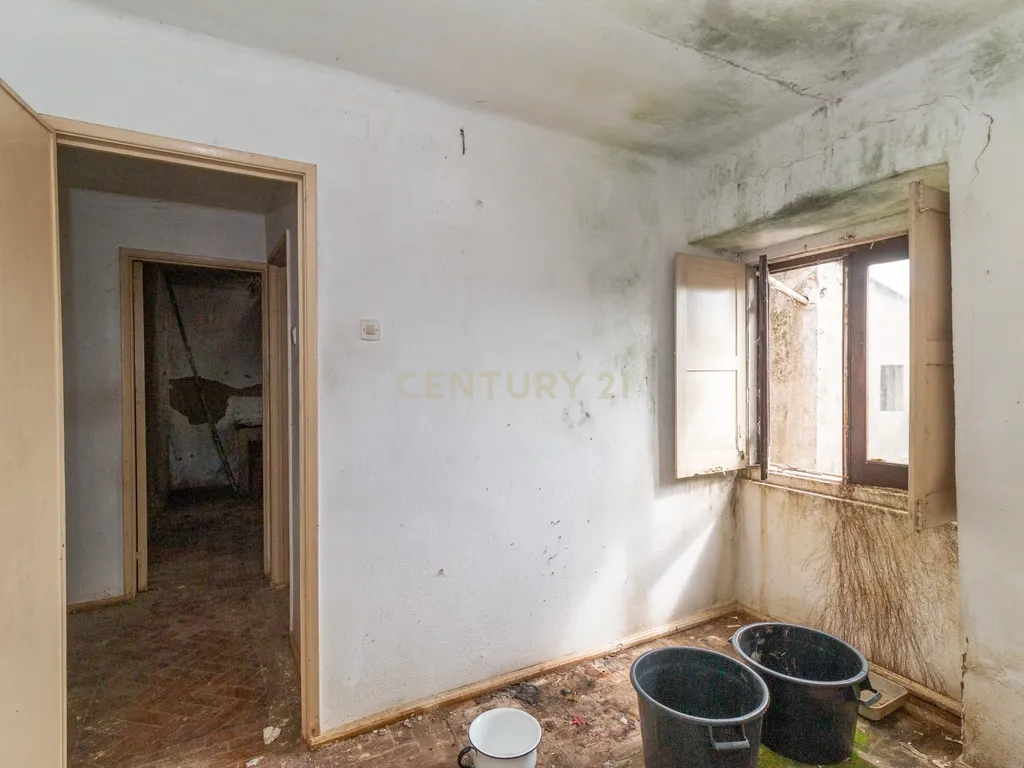 Moradia T2 com garagem e Terreno - Image 6