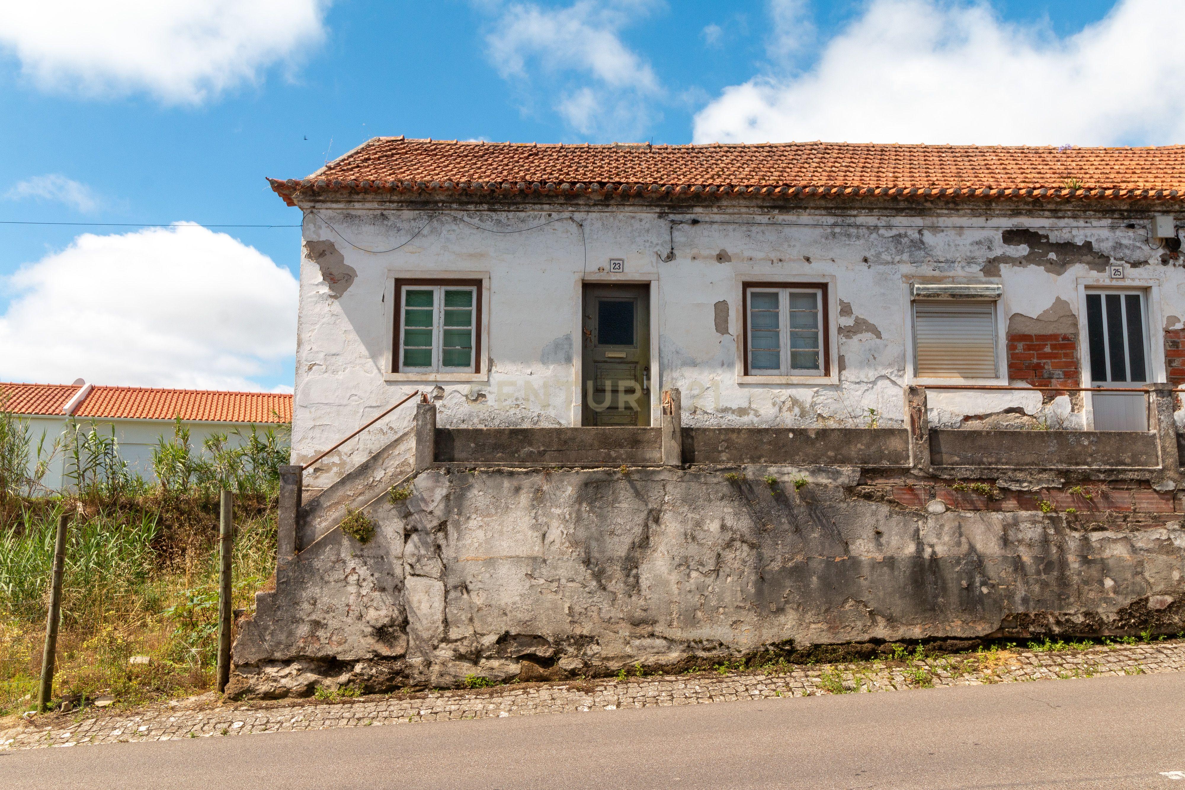 Moradia T2 Geminada com Terreno Urbano - Image 16