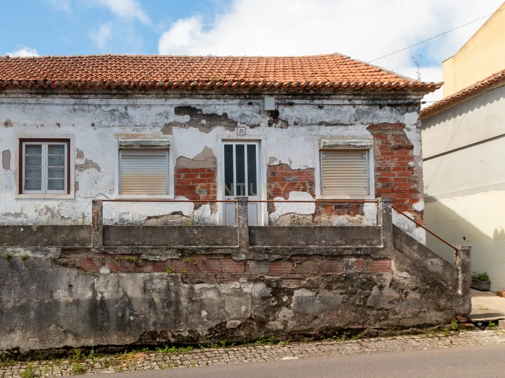 Moradia Geminada T2 com Projeto Aprovado - Image 1
