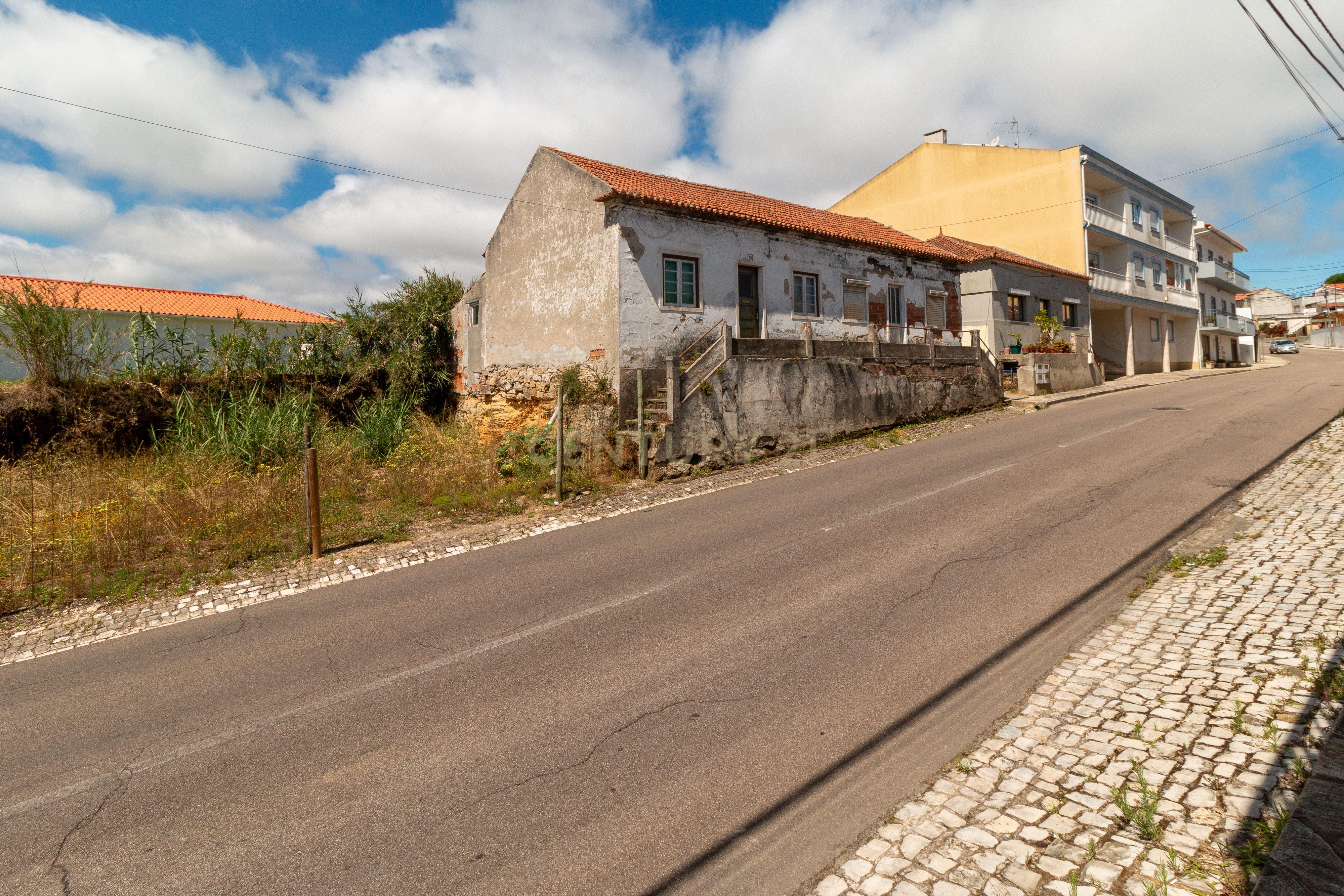 Moradia T2 Geminada com Terreno Urbano - Image 3