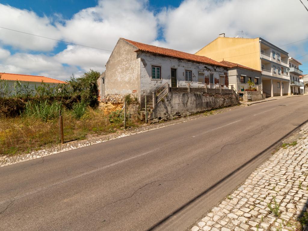 Moradia T2 Geminada com Terreno Urbano - Image 3