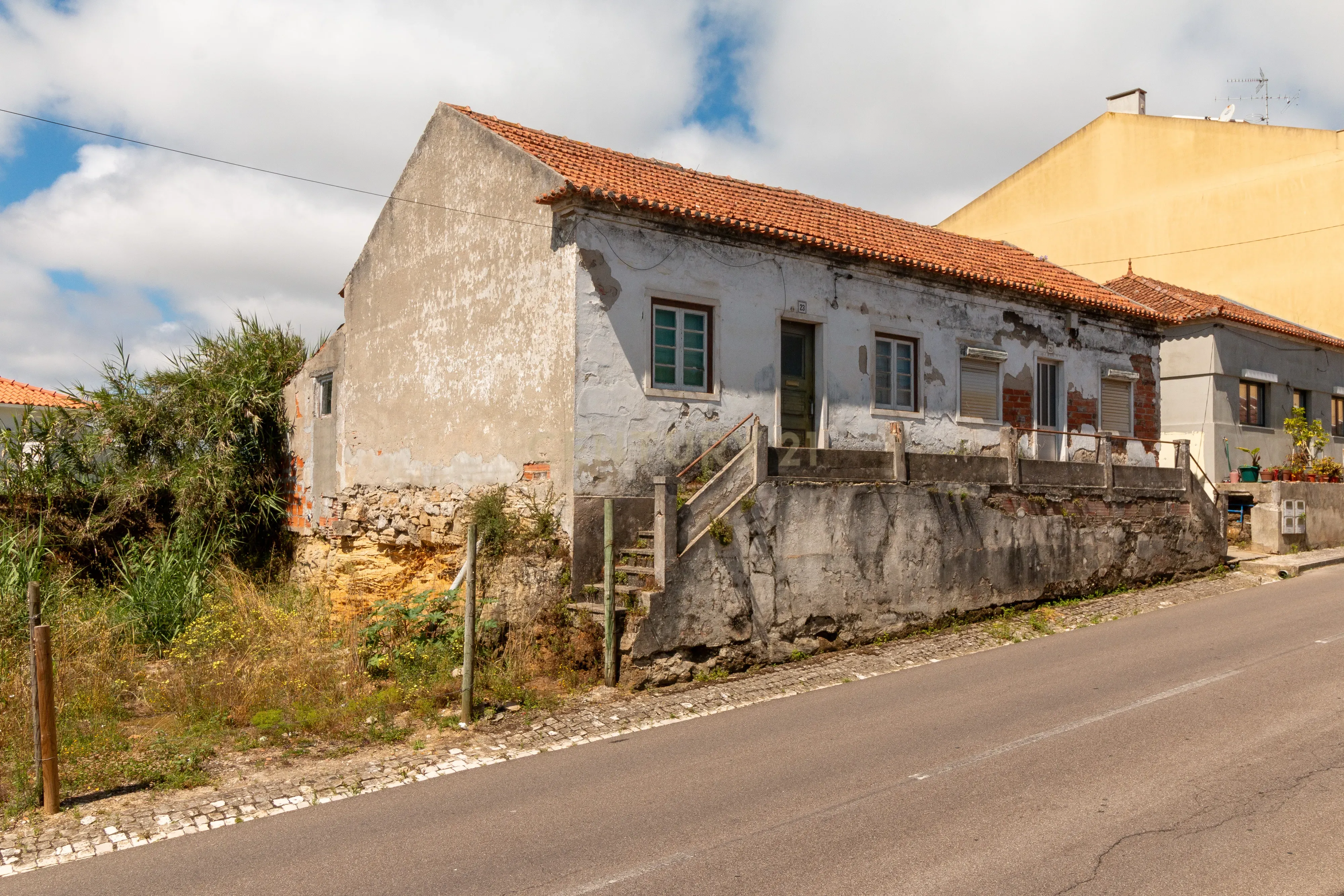 Moradia T2 Geminada com Terreno Urbano - Image 17