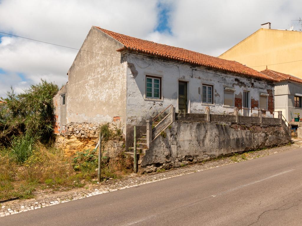 Moradia T2 Geminada com Terreno Urbano - Image 17