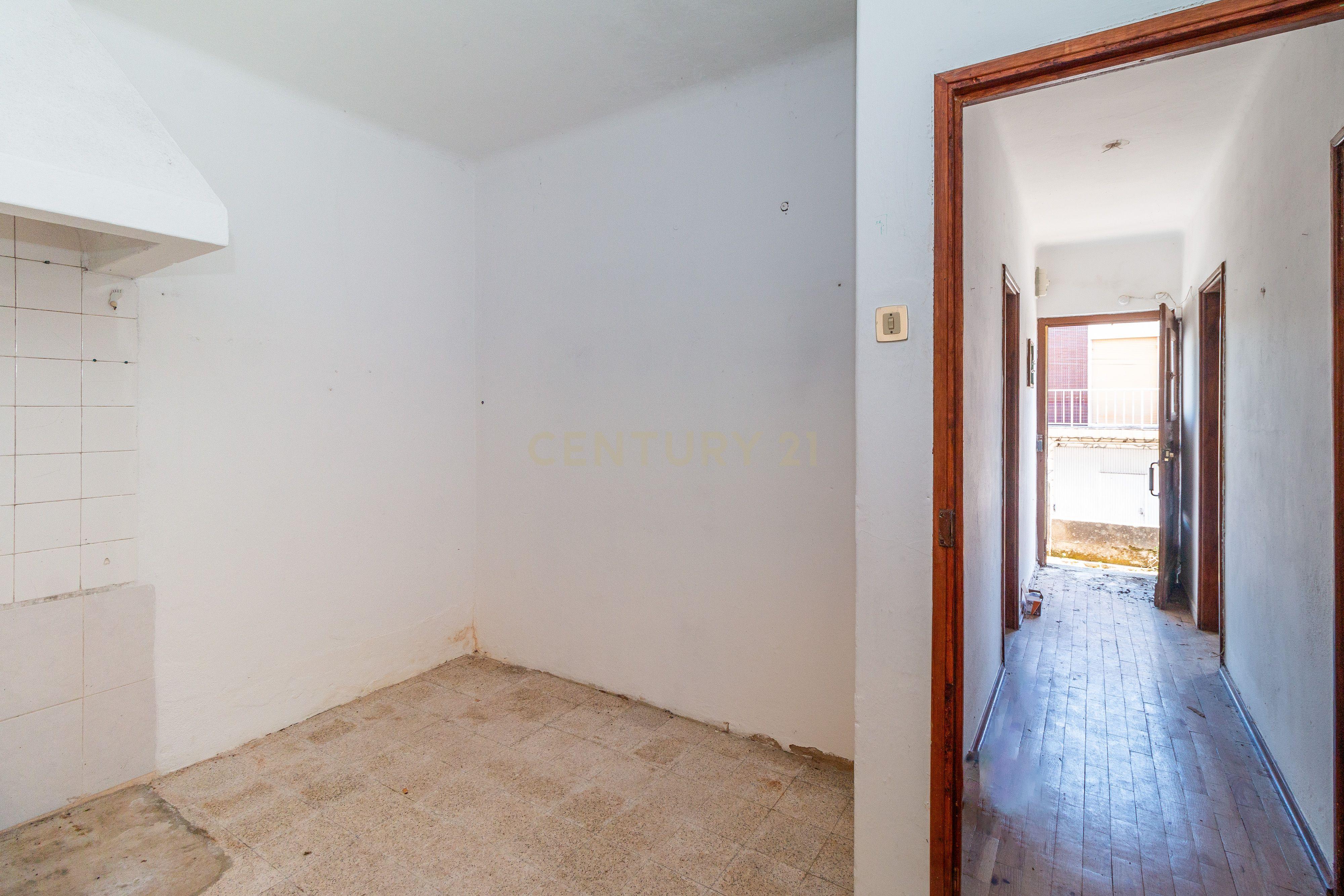 Moradia T2 Geminada com Terreno Urbano - Image 19