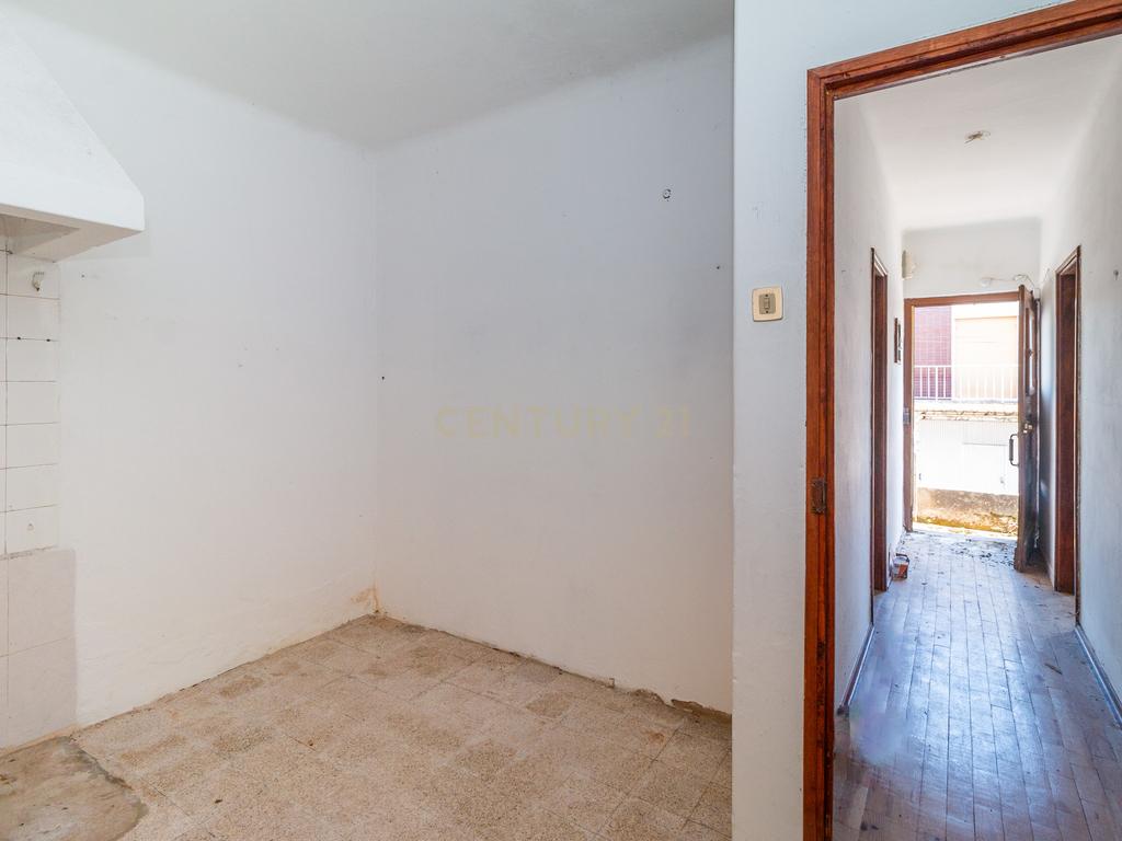 Moradia T2 Geminada com Terreno Urbano - Image 19