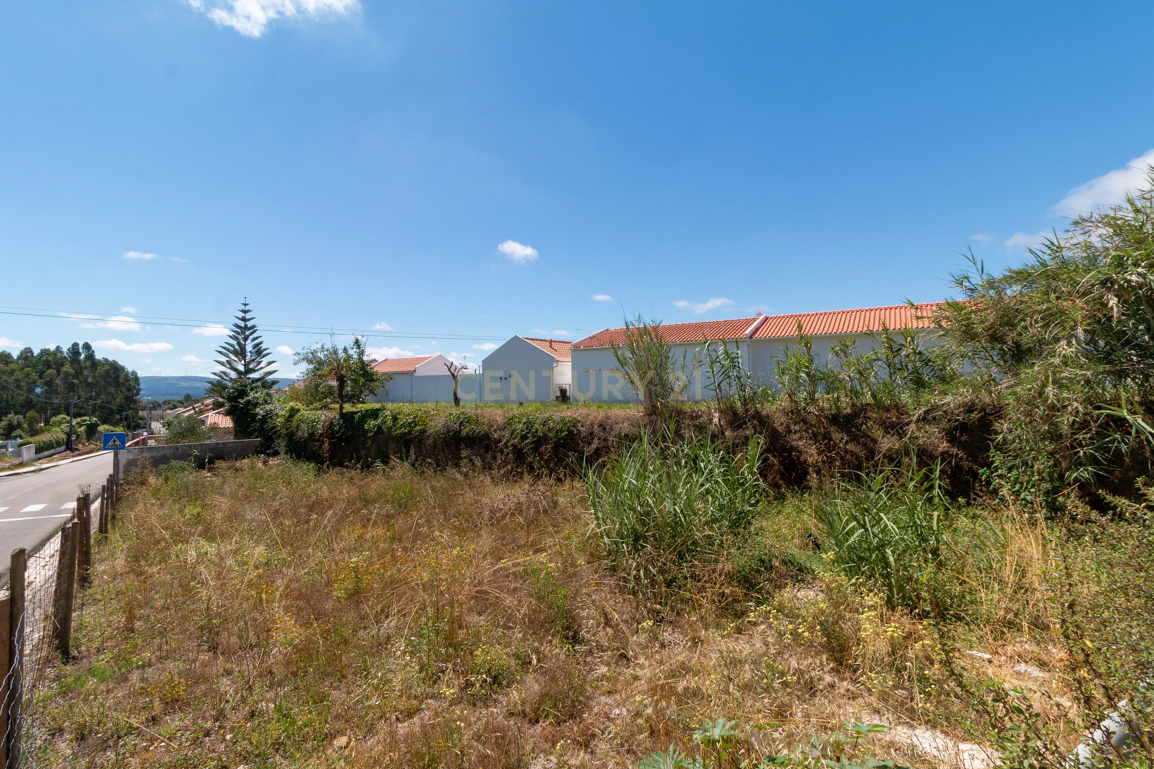 Moradia T2 Geminada com Terreno Urbano - Image 23