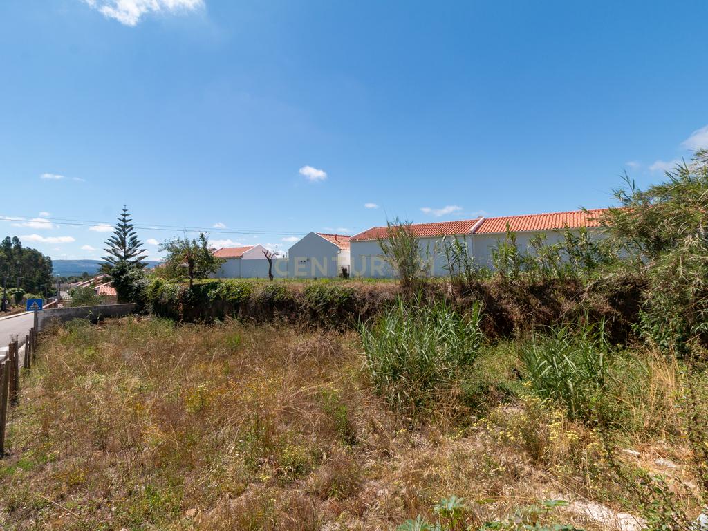 Moradia T2 Geminada com Terreno Urbano - Image 23