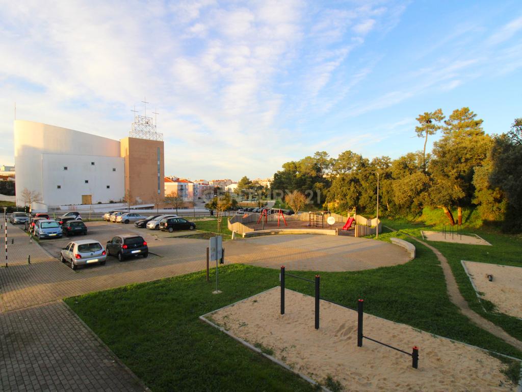 T3 com terraço e box na Quinta de Santa Rita - Image 5