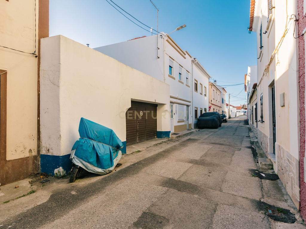 Moradia localizada dentro das muralhas de Peniche - Image 34