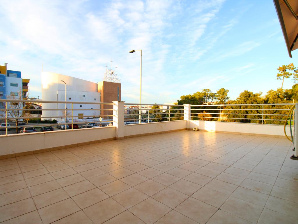T3 com terraço e box na Quinta de Santa Rita - Image 3