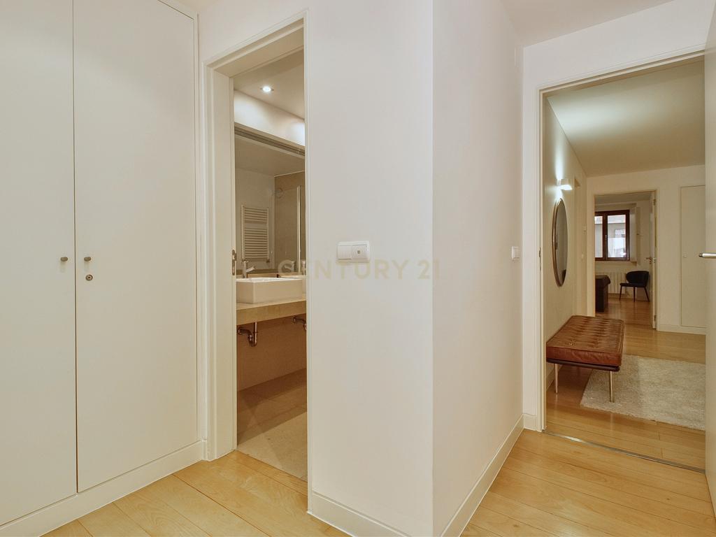 Apartamento T2 à Venda na Rua da Misericórdia, Chiado – Localização Privilegiada - Image 10