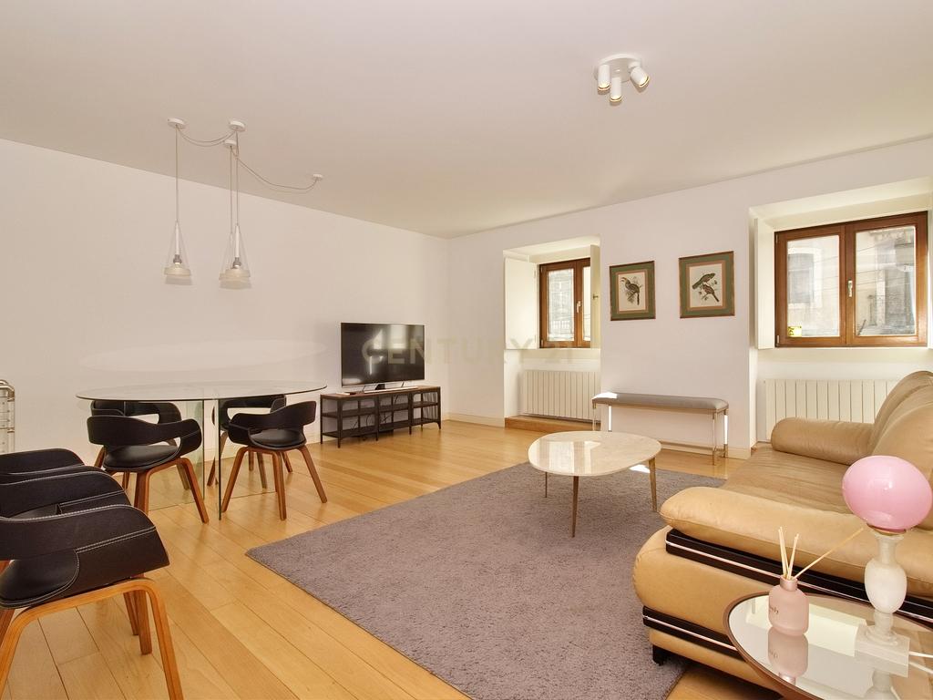 Apartamento T2 à Venda na Rua da Misericórdia, Chiado – Localização Privilegiada - Image 4