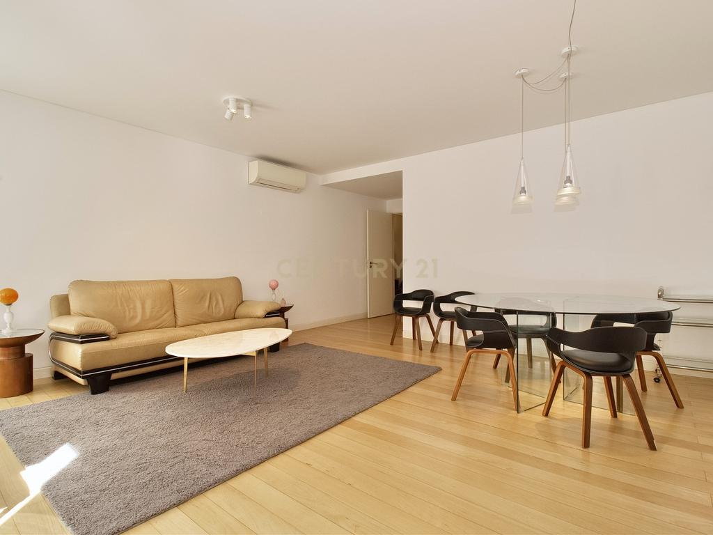 Apartamento T2 à Venda na Rua da Misericórdia, Chiado – Localização Privilegiada - Image 1