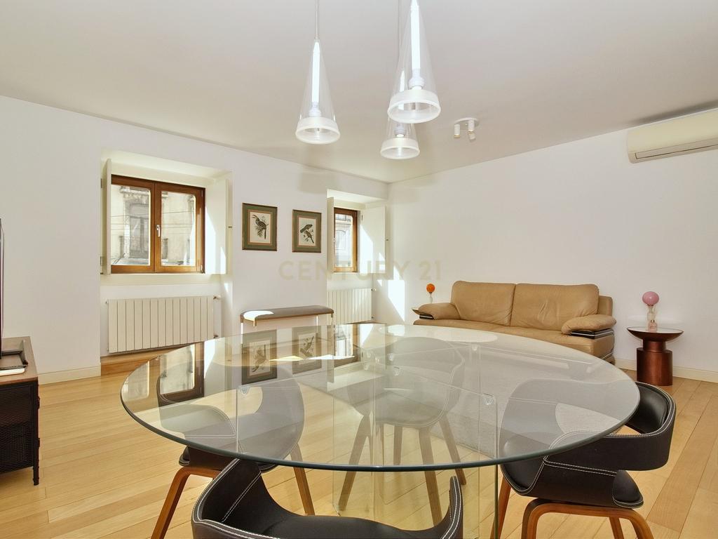 Apartamento T2 à Venda na Rua da Misericórdia, Chiado – Localização Privilegiada - Image 3