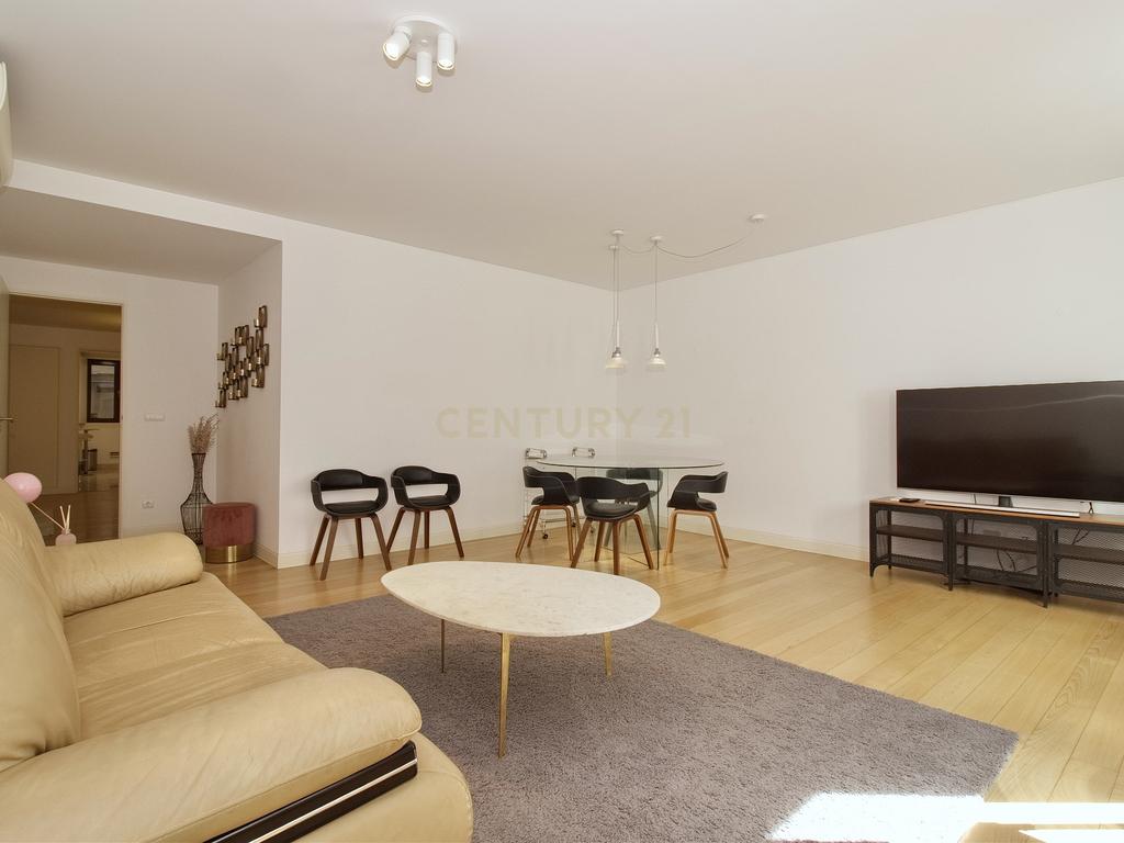 Apartamento T2 à Venda na Rua da Misericórdia, Chiado – Localização Privilegiada - Image 2