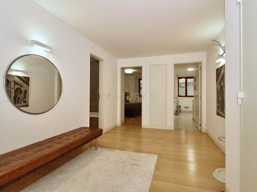 Apartamento T2 à Venda na Rua da Misericórdia, Chiado – Localização Privilegiada - Image 11