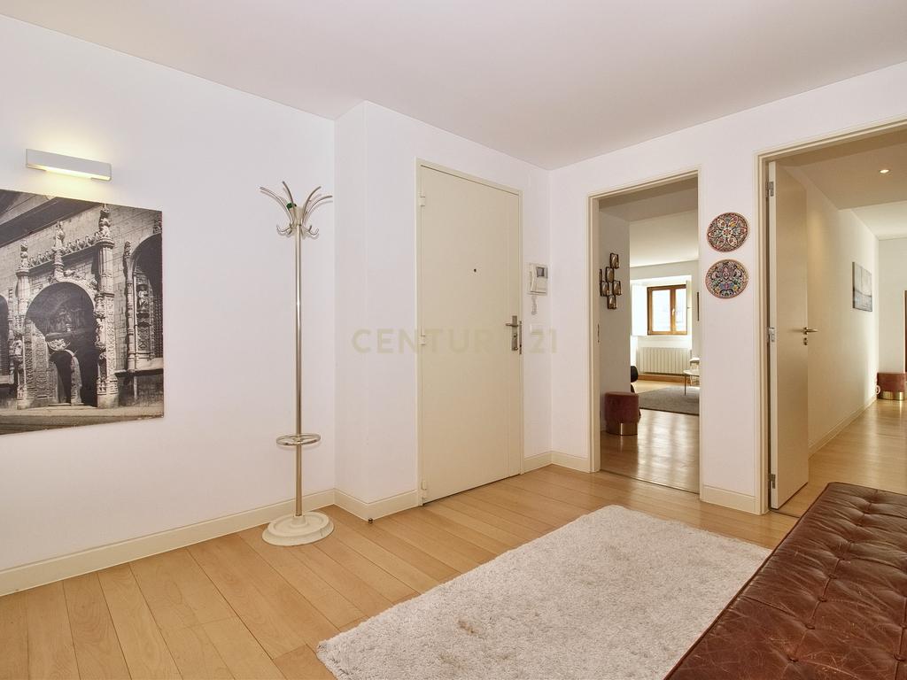 Apartamento T2 à Venda na Rua da Misericórdia, Chiado – Localização Privilegiada - Image 6