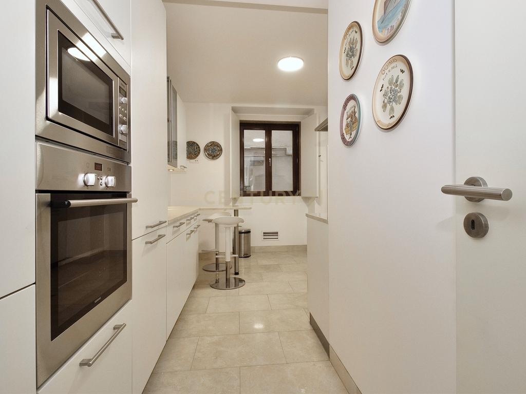 Apartamento T2 à Venda na Rua da Misericórdia, Chiado – Localização Privilegiada - Image 14