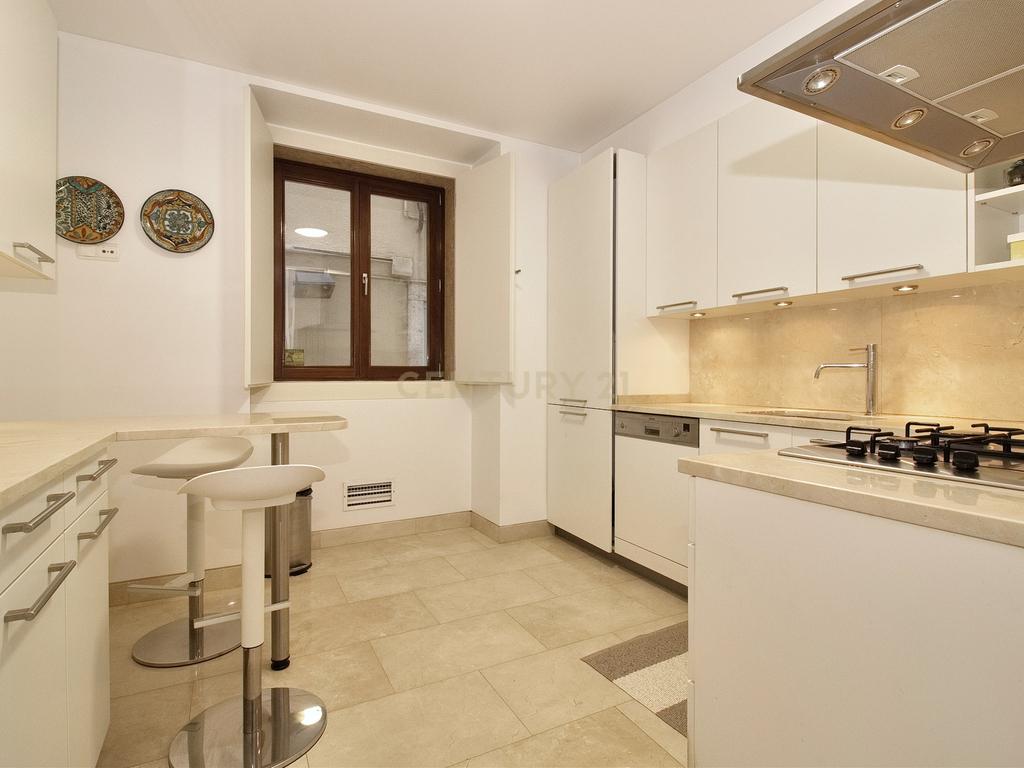 Apartamento T2 à Venda na Rua da Misericórdia, Chiado – Localização Privilegiada - Image 16