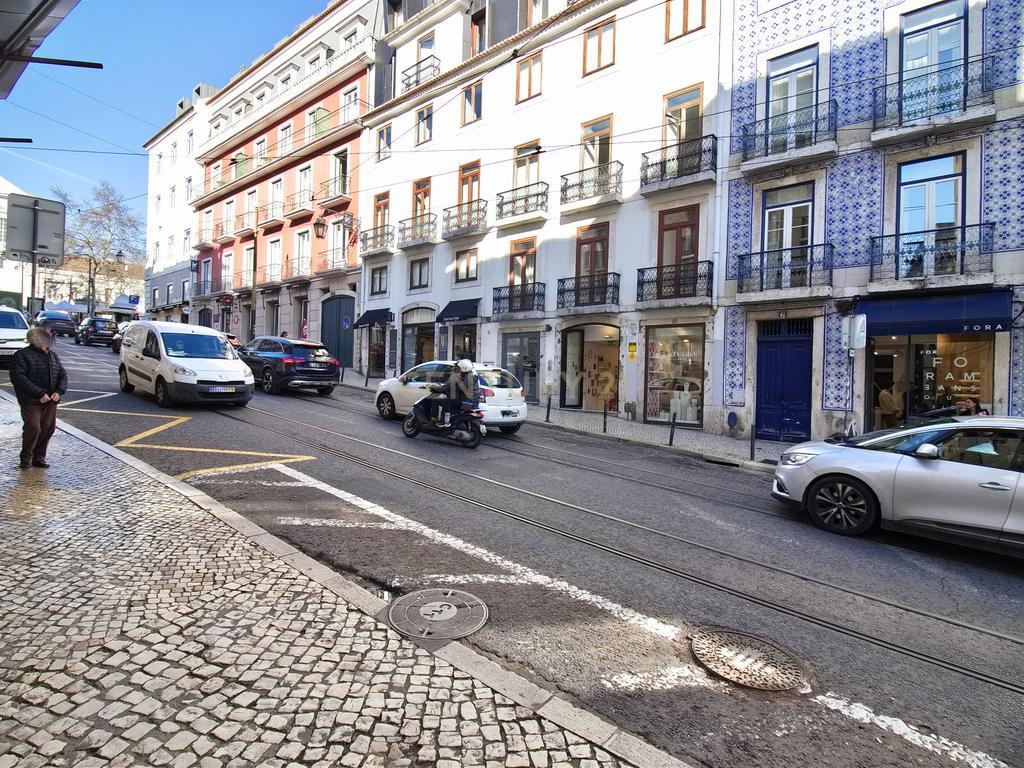 Apartamento T2 à Venda na Rua da Misericórdia, Chiado – Localização Privilegiada - Image 19
