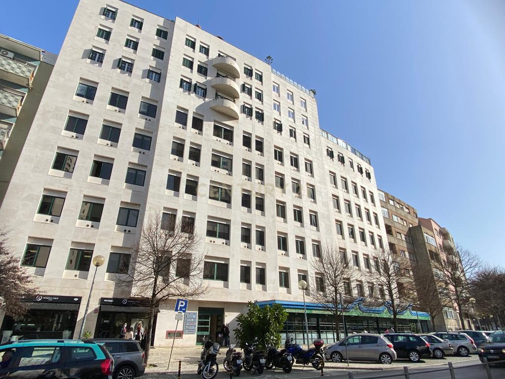 Escritório com 340 m2 na Av. Columbano Bordalo Pinheiro, Lisboa - Image 1