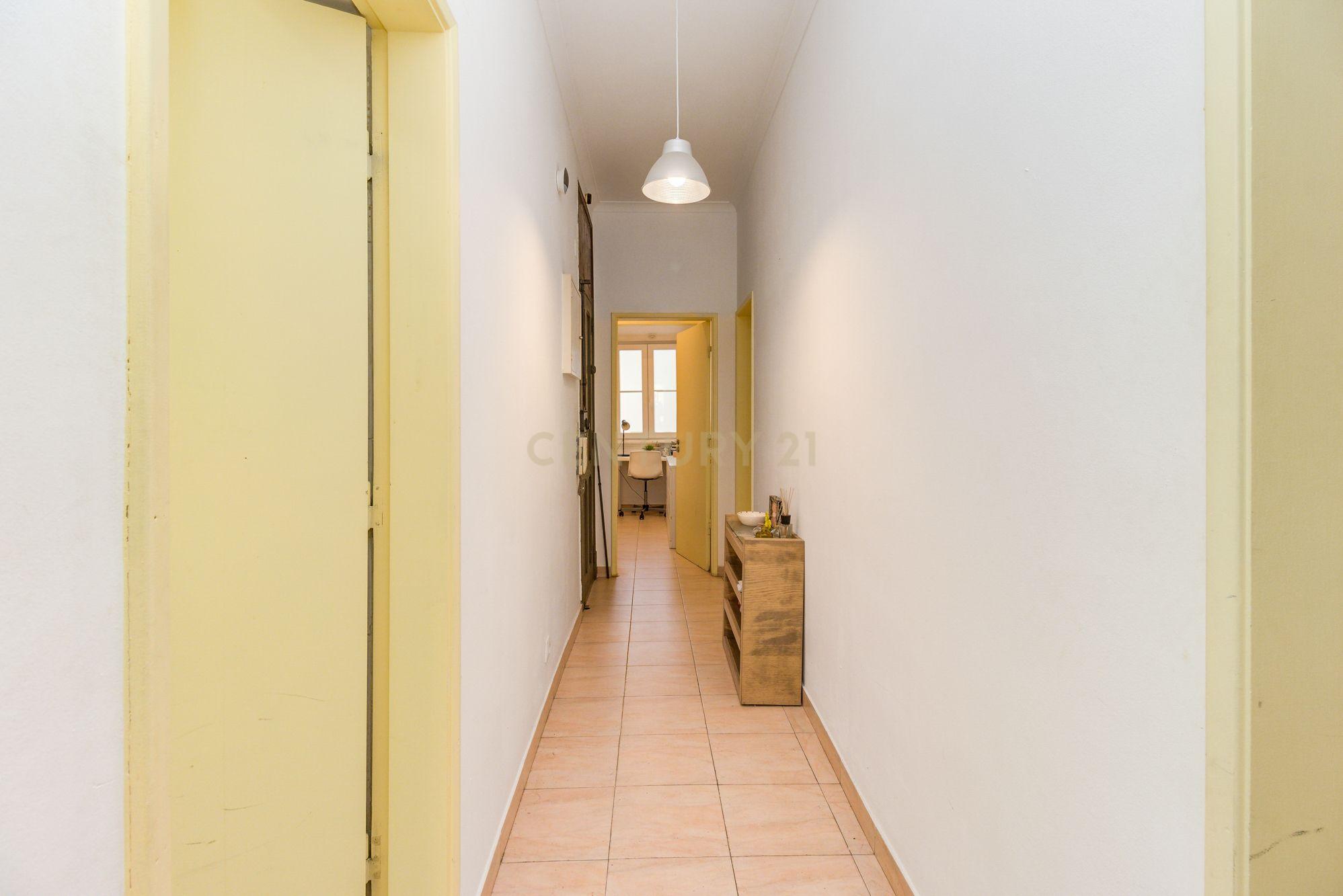 APARTAMENTO T2 +1 EM ARROIOS COM TERRAÇO - Image 2