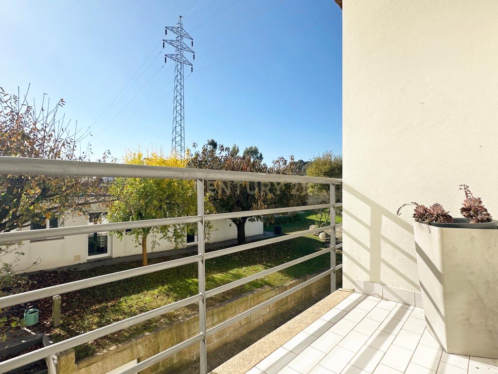 Moradia com Piscina e Jardim - Felgueiras - Image 11