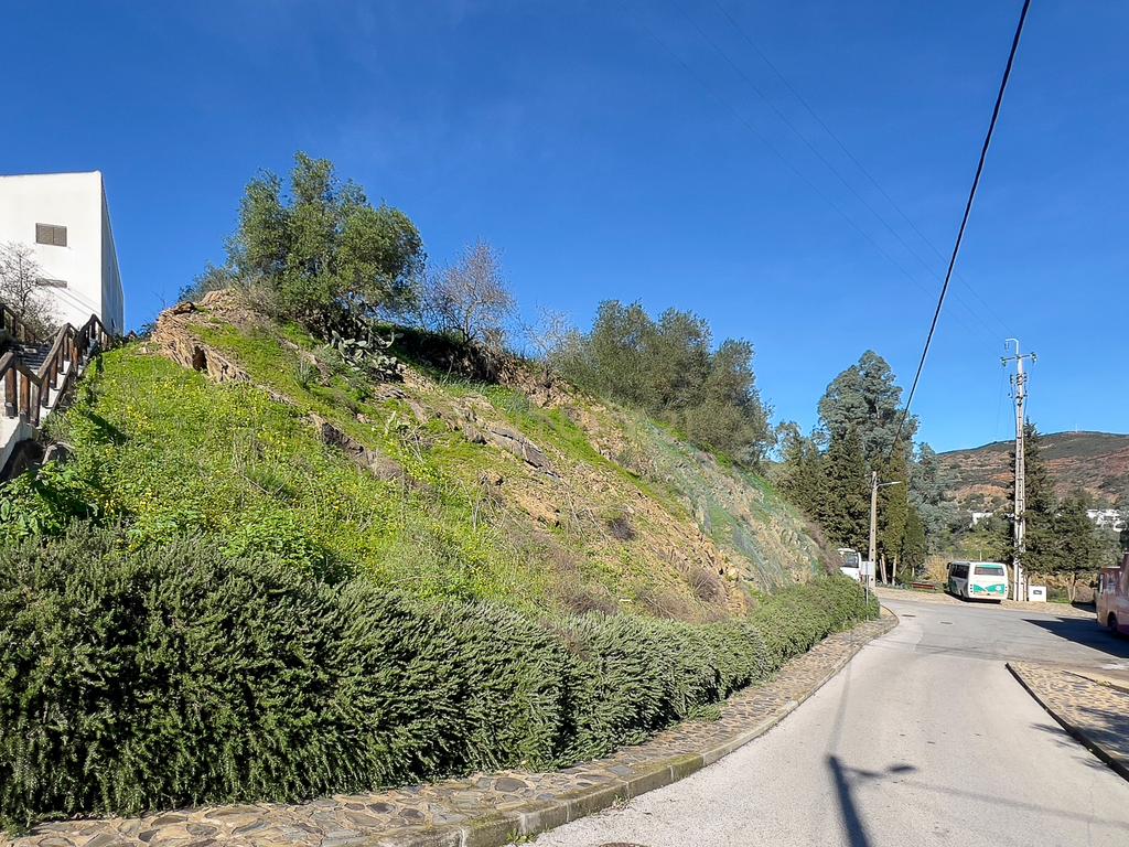 TERRENO PARA CONSTRUÇÃO DE  4 FOGOS DE HABITAÇÃO COM 576m2 - Image 1