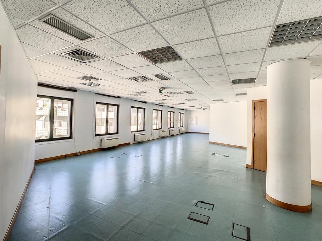 Escritório com 340 m2 na Av. Columbano Bordalo Pinheiro, Lisboa - Image 16