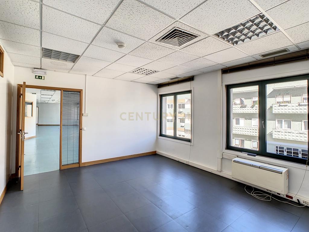 Escritório com 340 m2 na Av. Columbano Bordalo Pinheiro, Lisboa - Image 17