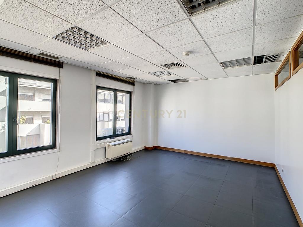 Escritório com 340 m2 na Av. Columbano Bordalo Pinheiro, Lisboa - Image 18