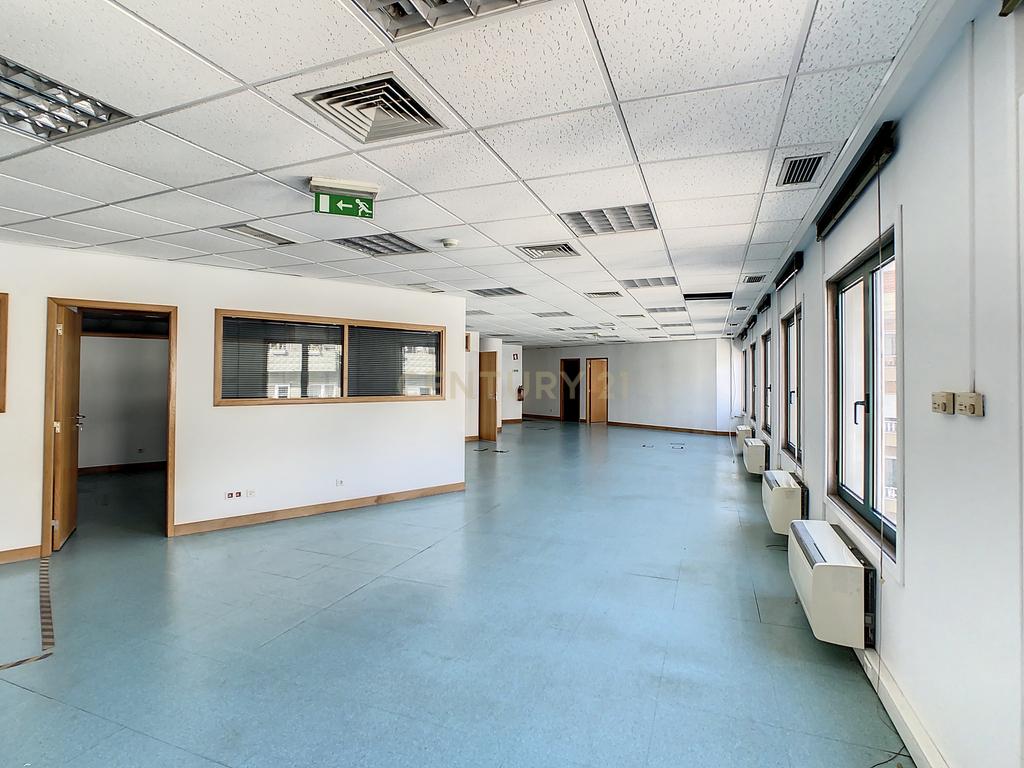 Escritório com 340 m2 na Av. Columbano Bordalo Pinheiro, Lisboa - Image 13