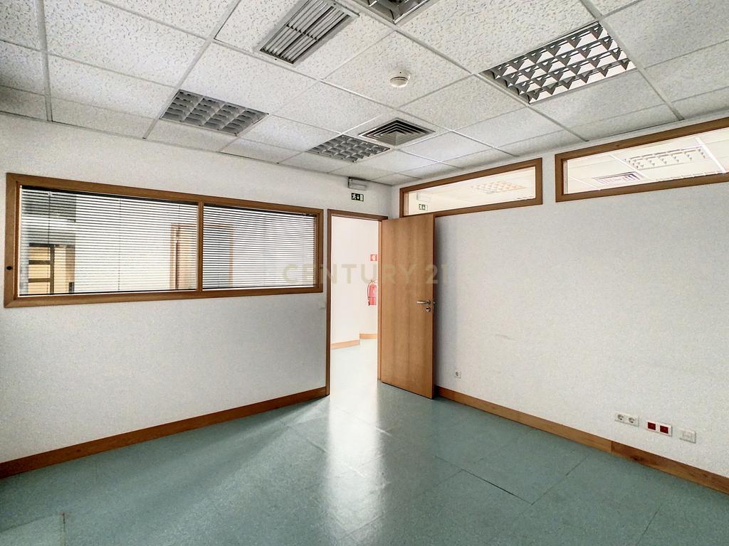 Escritório com 340 m2 na Av. Columbano Bordalo Pinheiro, Lisboa - Image 14