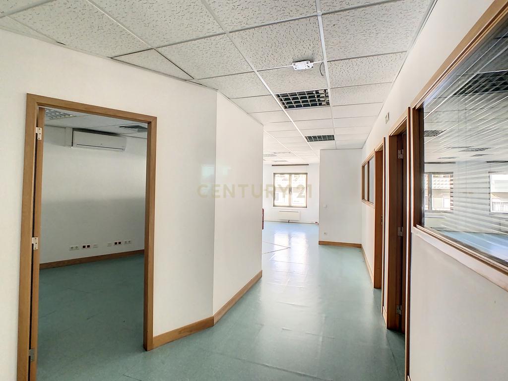 Escritório com 340 m2 na Av. Columbano Bordalo Pinheiro, Lisboa - Image 11