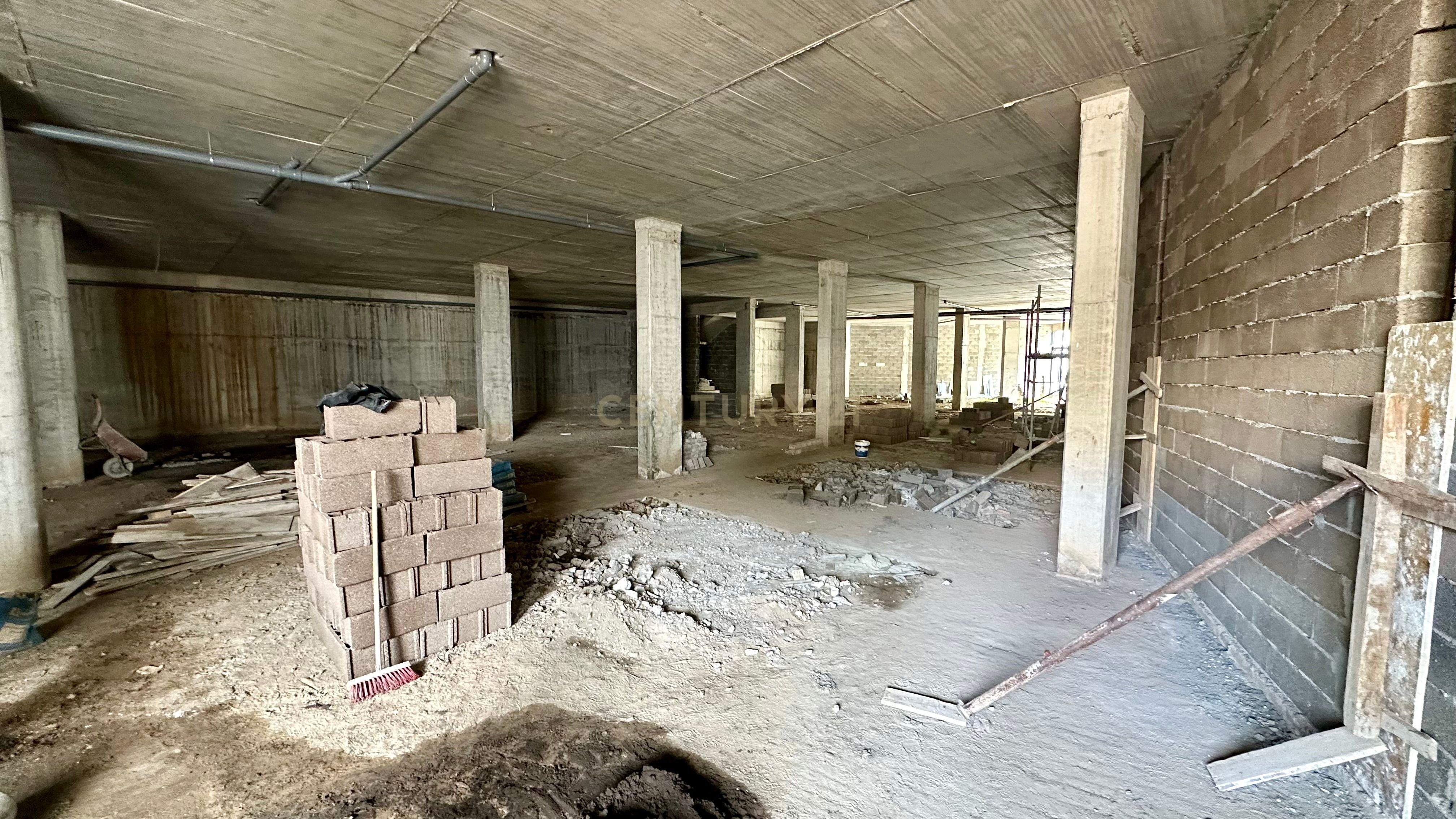 Loja comercial com 696m2 - Machico - Image 12