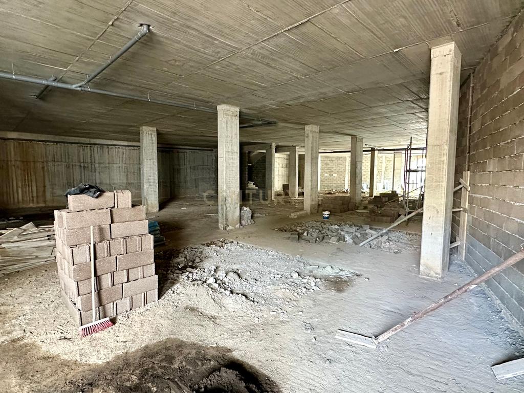 Loja comercial com 696m2 - Machico - Image 12