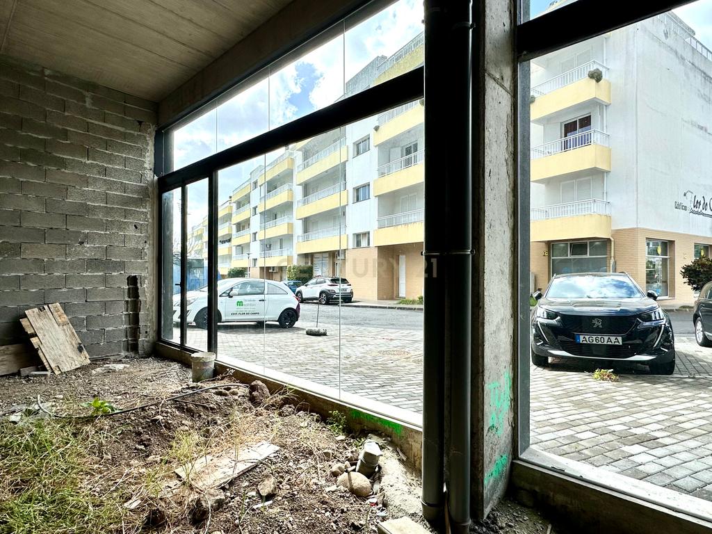 Loja comercial com 696m2 - Machico - Image 2