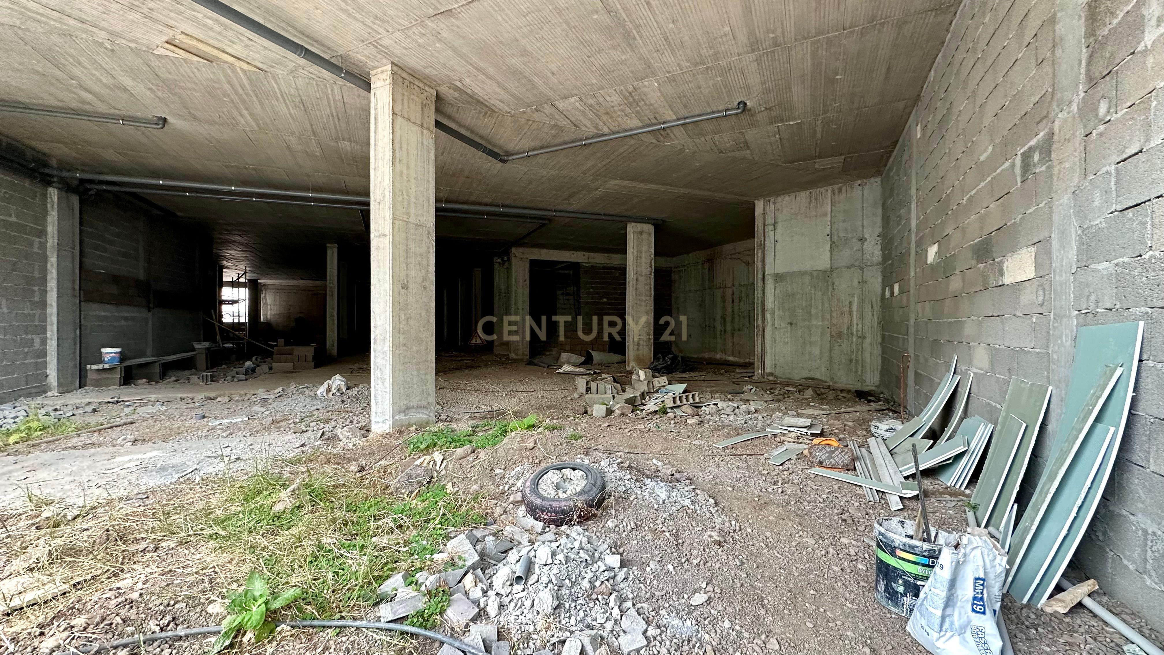 Loja comercial com 696m2 - Machico - Image 9